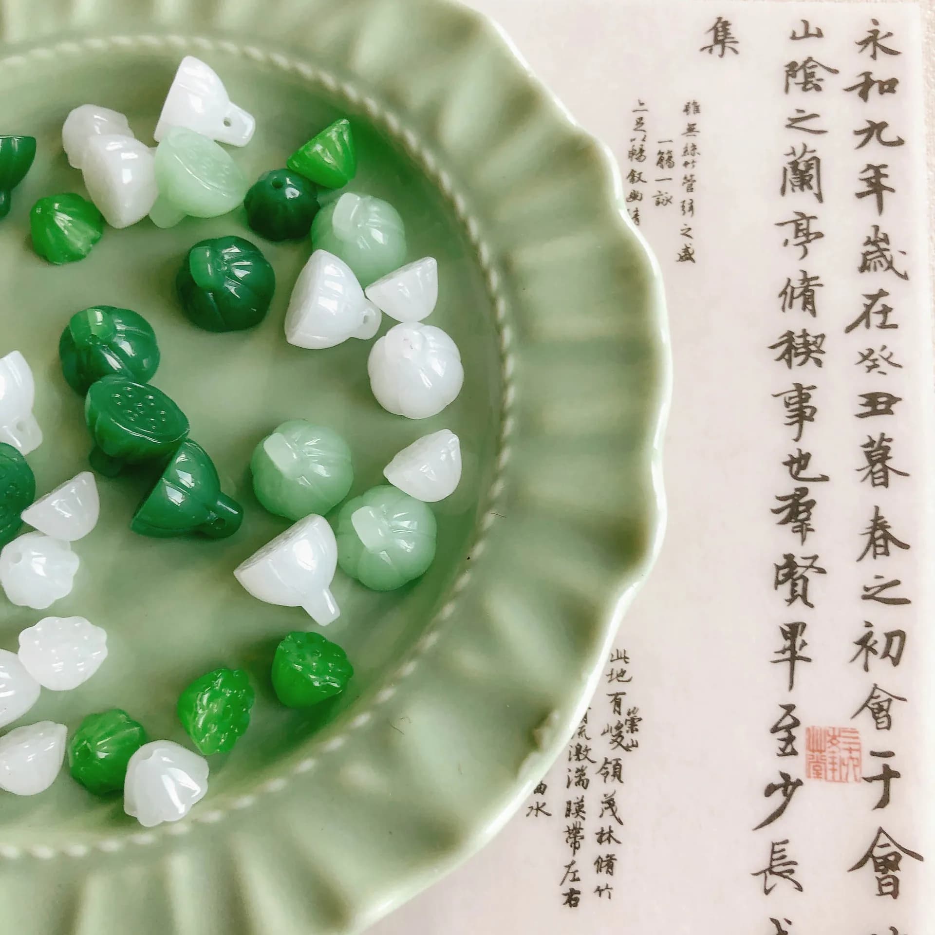 Imitazione di bacche di loto in giada, semi di loto e perle smaltate a forma di fiore di loto, accessori fai da te fatti a mano, ornamenti e ciondoli. (30 pezzi)