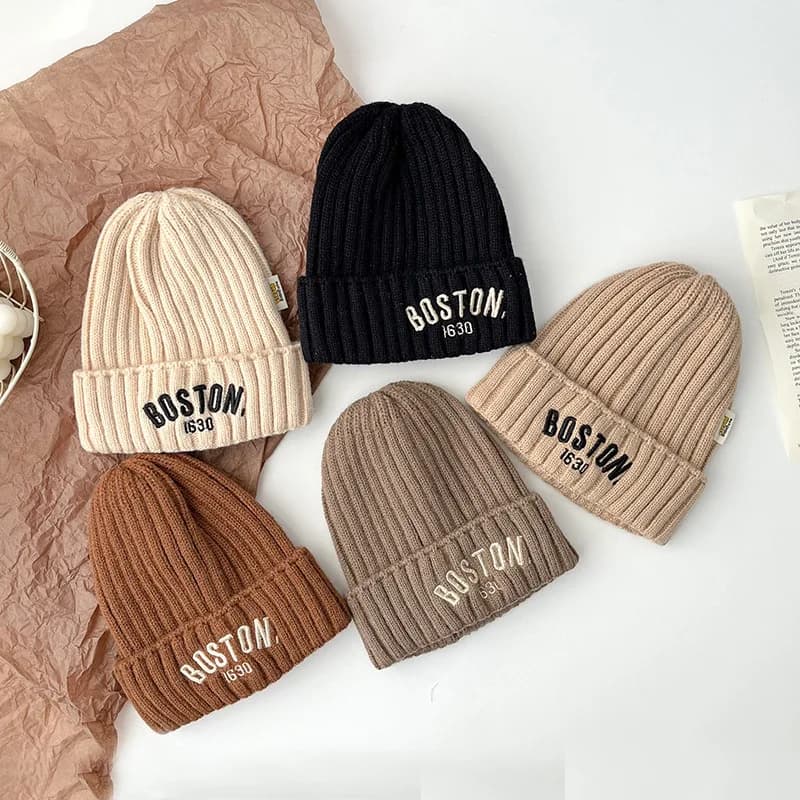 Nuovo BOSTON Lettera Cappello da bambino Inverno Caldo Neonato Ragazze Cappello Cofano Morbido Protezione per le orecchie Infantile Bambino Lavorato a maglia Berretto per bambini Berretti