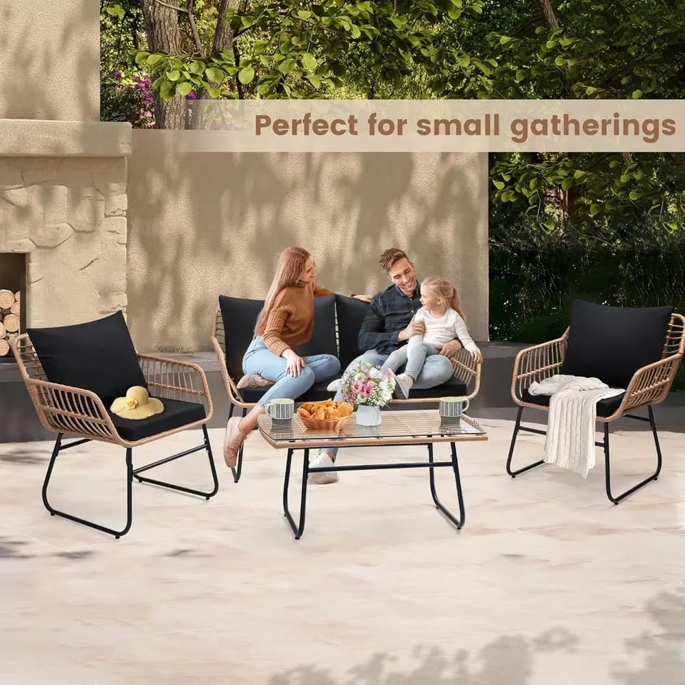 Set Bistrot da Esterno 4 Pezzi: Divano in Vimini, 2 Sedie, Tavolo, Cuscini Resistenti alle Intemperie