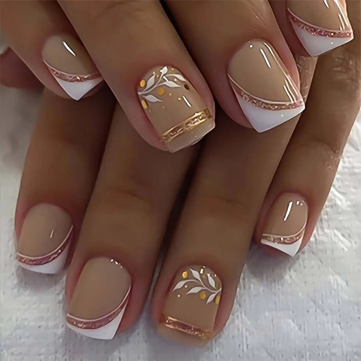 Short and medium fake nails for women and girls, square French tips, golden glitter strips, leaf design and heart, fake nails with pressure.