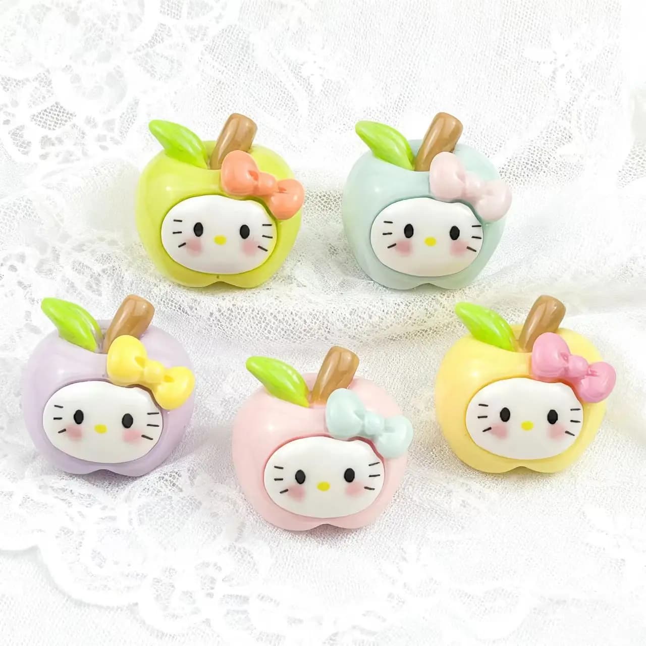10/100 Pezzi Ciondoli Luminosi in Resina a Forma di Apple e Hello Kitty, Decorazioni Cartoon per Fermagli per Capelli, Cover per Telefono, Fibbie per Scarpe