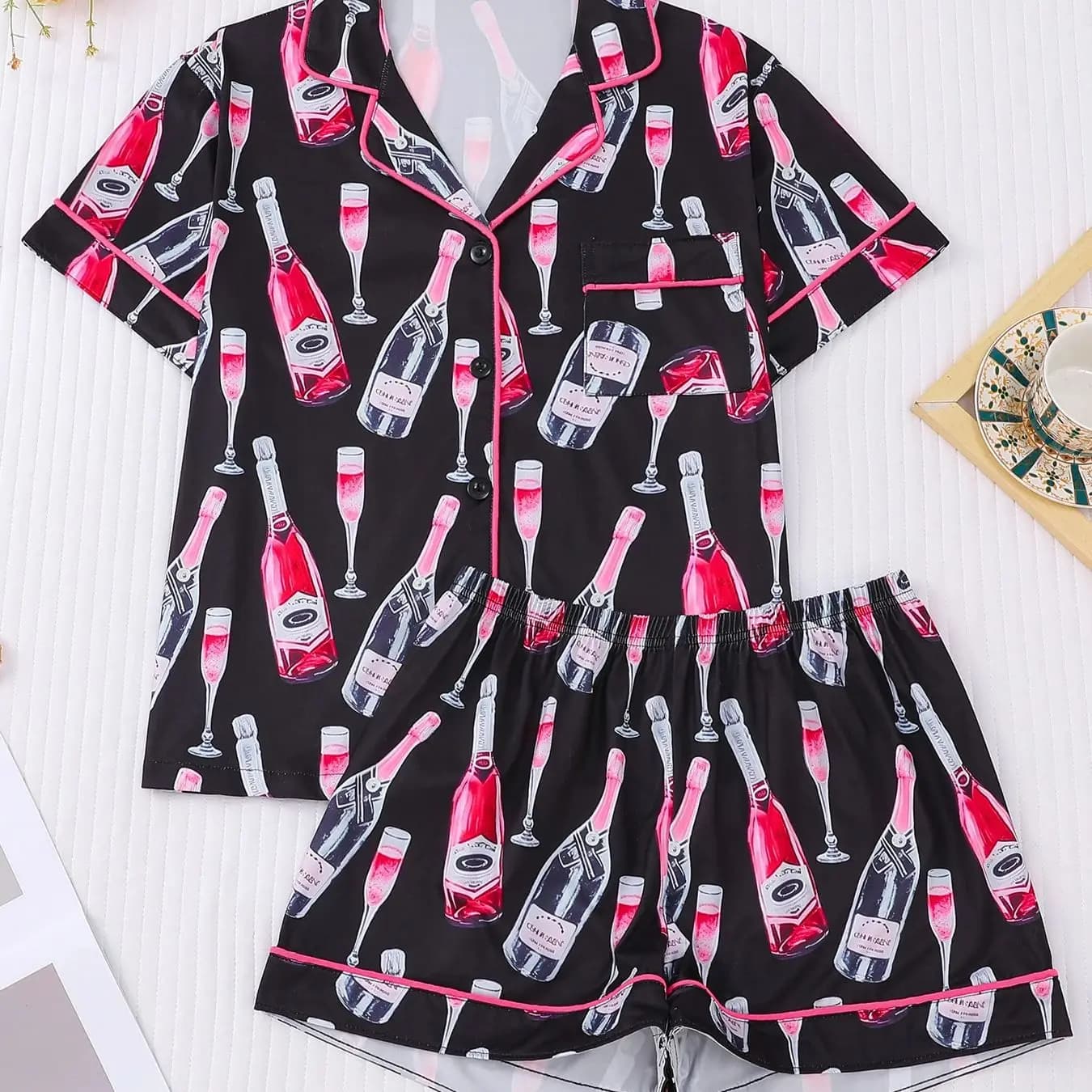 Pigiama da donna con stampa completa su sfondo nero, bottiglia di champagne e bicchiere, con risvolto, pantaloncini a maniche corte, abbigliamento per la casa