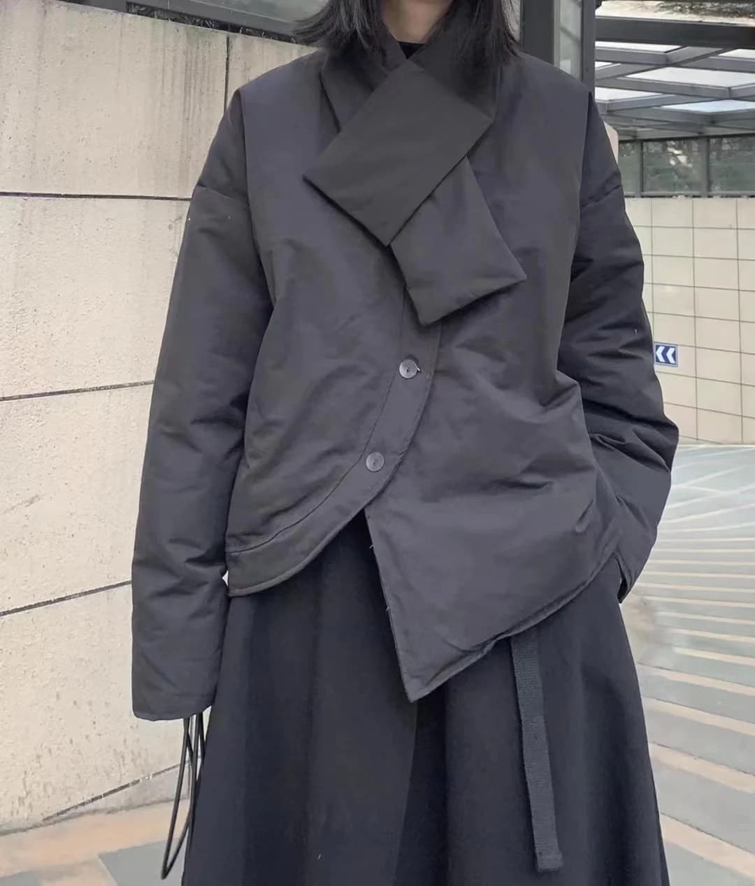 Dark Winter Short Puffer Jacket Women Loose Asymmetric Design Scarf Thickened New Cotton Coat INS down Clothes Collar