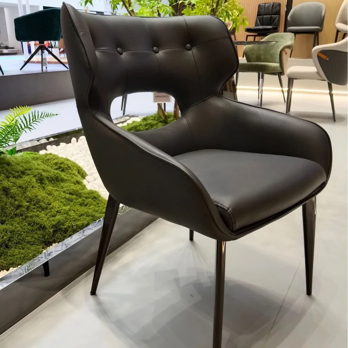 Sedia da Pranzo in Pelle dal Design Ergonomico, Lusso Leggero, Minimalismo Italiano, Comoda e Casual con Schienale Morbido e Gambe in Metallo, Arredamento per la Casa