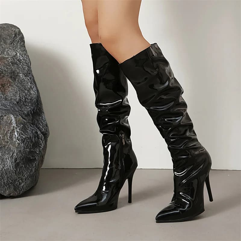 YQBTDL Sexy 2026 Stivali alti al ginocchio pieghettati lucidi Moda donna Punta a punta Cerniera laterale nera Tacchi alti sottili Scarpe da donna da festa
