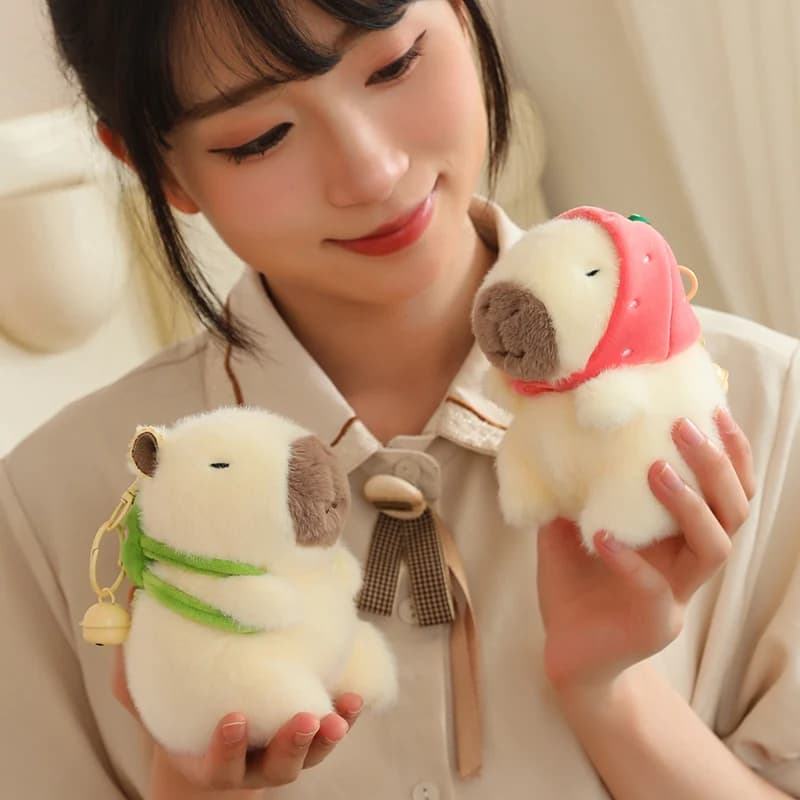 Capibara bianco peluche Kawaii animali di peluche Capibara soffice con braccialetto schiaffo tartaruga fragola portachiavi regalo di compleanno