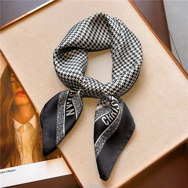 Sciarpa con stampa di lettere pied de poule Scialle di seta sintetica Bandana Semplice chic avvolgente decorativo Accessorio di moda per sciarpe quadrate da donna