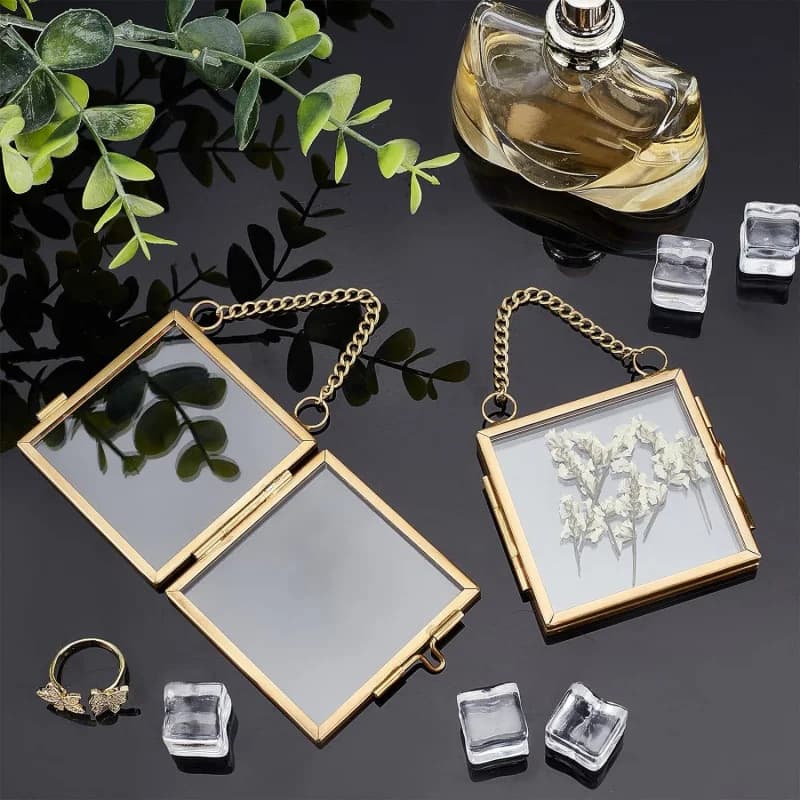 Simple frame for metal photo, high transparency glass frame, plant sample and frame to store dried flowers.