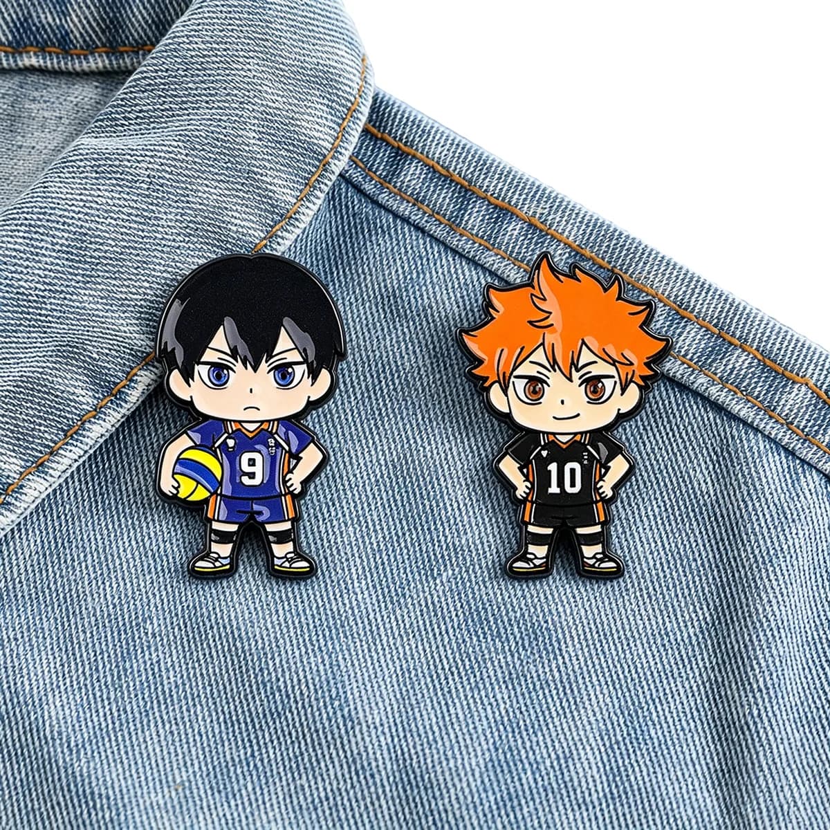 Set di 2 Spille in Metallo Smaltato a Tema Anime Ragazzi Pallavolisti, Distintivo da Bavero con Personaggi Carini, Accessori Gioiello per Cosplay, Regali per Fan