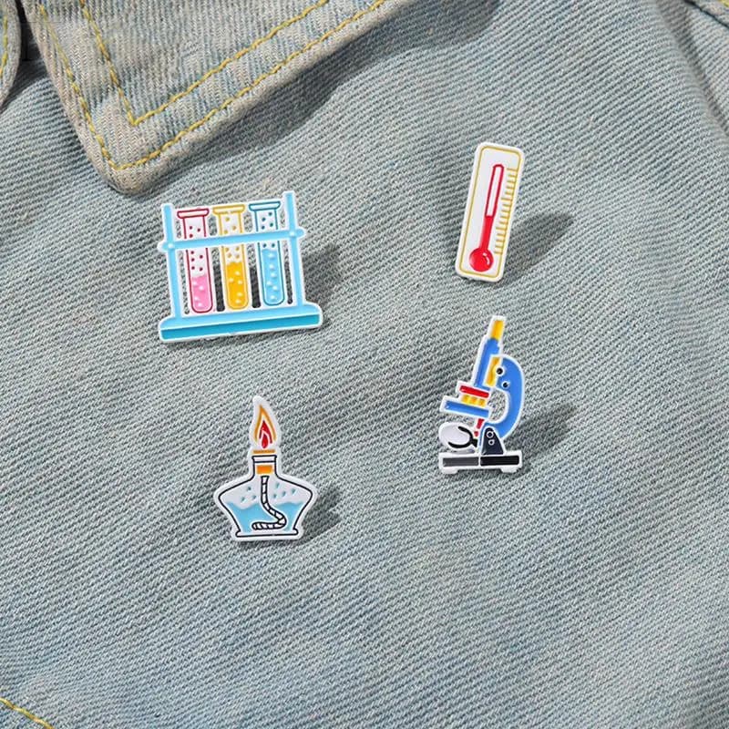 Scienza magica Spilla smaltata Microscopio personalizzato Spille Borsa Vestiti Spilla Distintivo chimico Boccetta Erlenmeyer Gioielli Regalo Bambini
