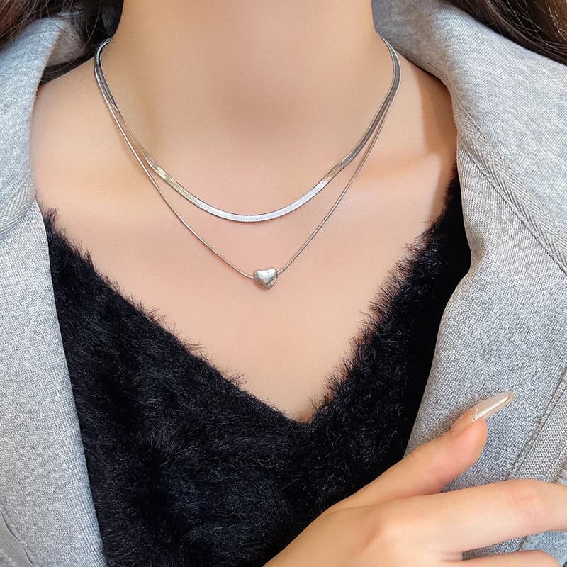 Catena minimalista con clavicola a cuore a doppio strato, catena in osso di serpente di fascia alta di nicchia di lusso leggero per maglioni e felpe con cappuccio
