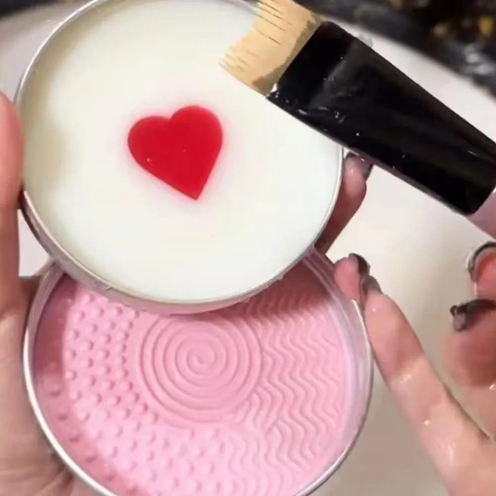 Sapone detergente per pennelli da trucco Deep Clean ad asciugatura rapida con tappetino in silicone, sapone per la pulizia dei pennelli a forma di cuore, strumento di bellezza riutilizzabile.