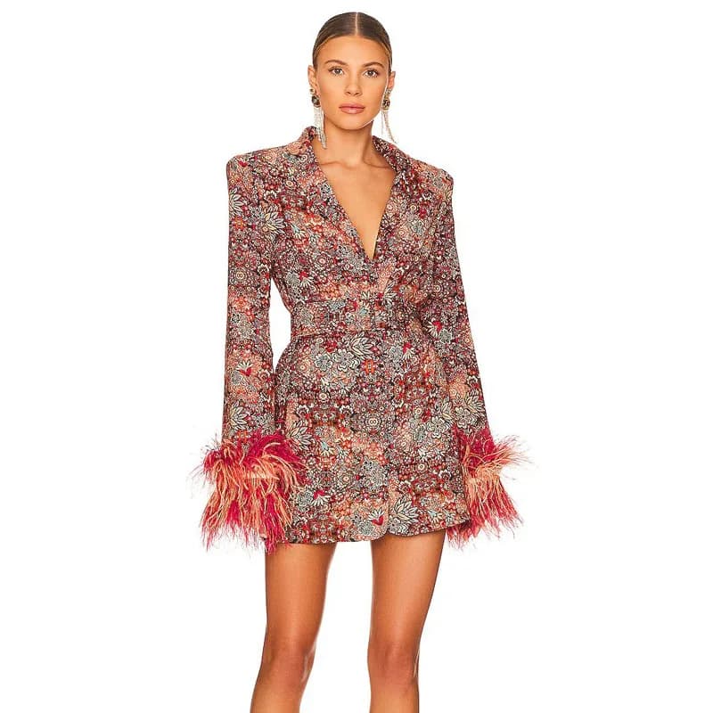 Nuovo set di abiti da cena da donna alla moda di fascia alta, polsini eleganti decorati con un abito con stampa di piume