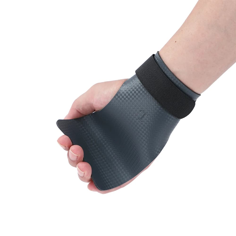 A pair of carbon grips without holes for your fingers for Crossfit, tractions, cross training, kettlebell, gymnastics, training, palm protection