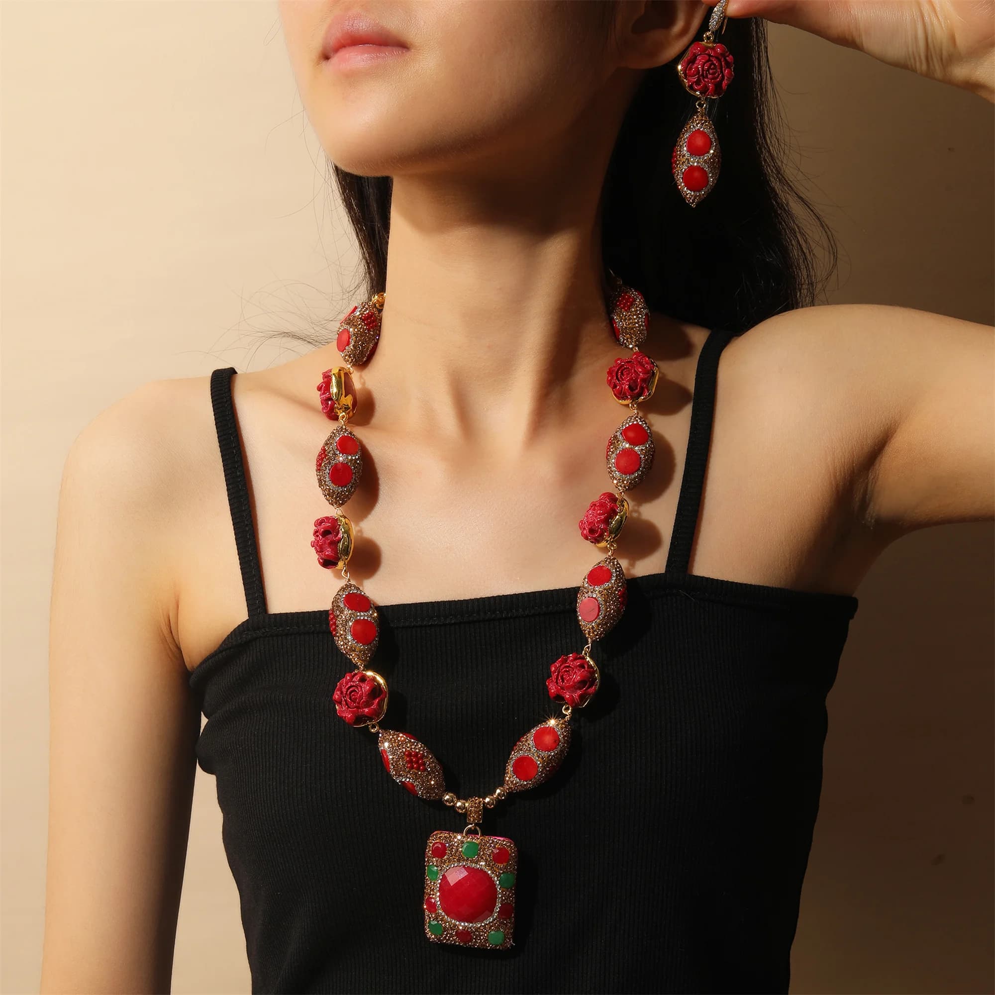 Collana di lusso in giada rossa con fiori in resina con castone incastonato di diamanti americani intarsiati di perline di corallo rosso naturale di oliva per regalo