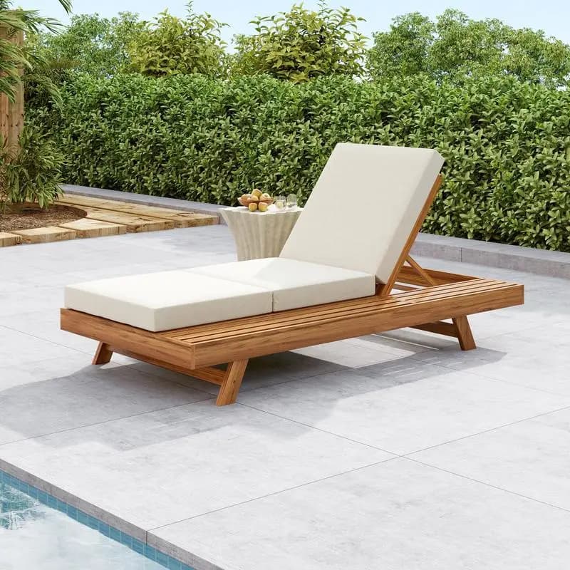 Set chaise longue in legno di acacia con cuscino triplo piega color crema: spazio su un lato, versione grigio scuro abbinata disponibile