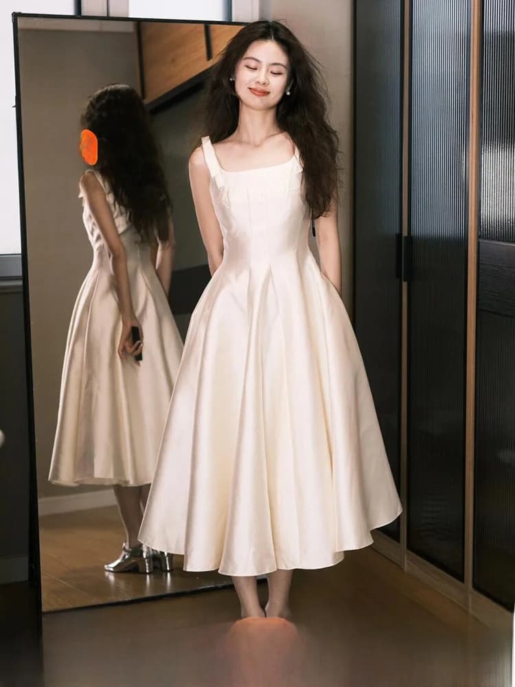 Abito da sposa semplificato in raso con design a spalline per matrimoni civili e certificati, vestito midi leggero a trapezio