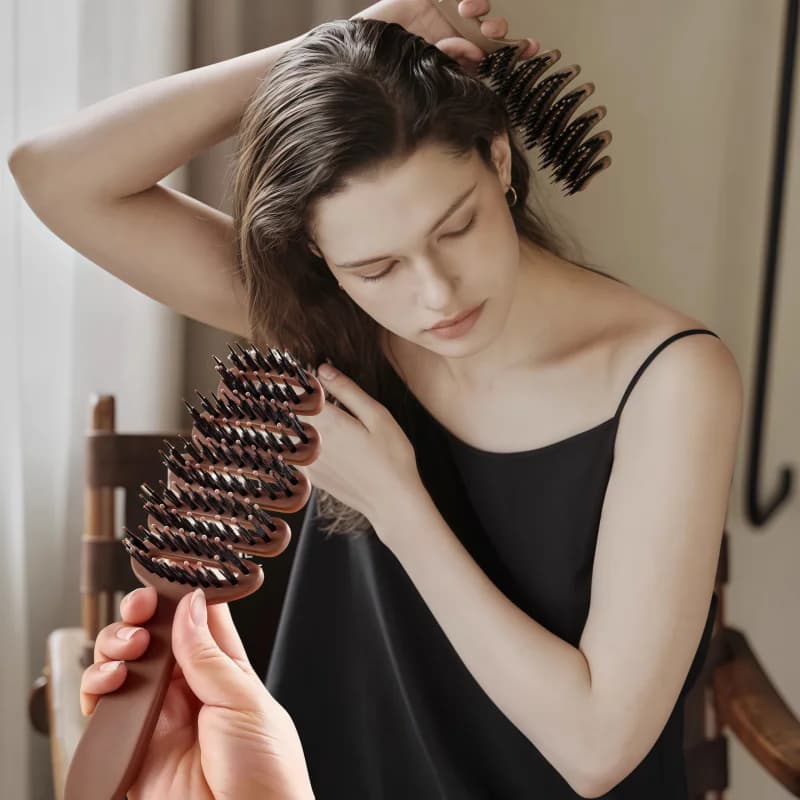 Un pettine per capelli di cinghiale naturale a doppio scopo: strumento di massaggio antistatico, stile arricciato e soffice per le donne, manico in plastica ABS marrone, perfetto per la casa e i viaggi, spazzola per capelli a doppio scopo, spazzola per arricciare e raddrizzare | Pettine di maiale naturale