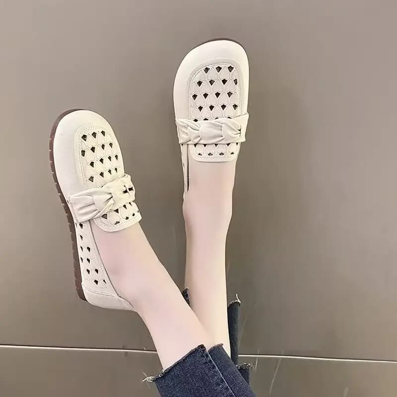 2026 New Summer Soft Sole Leather Flat Perforated Loafers Beige Commuting
