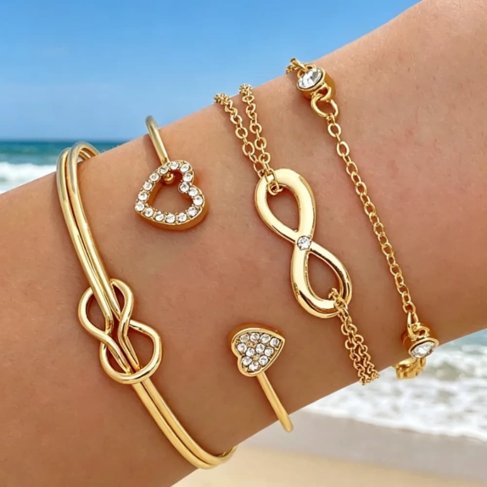 Set di 4 braccialetti portafortuna a forma di cuore, accessori impilabili da donna placcati in oro con zirconi, adatti per lavoro e feste, versatili per riunioni quotidiane, regalo raffinato per la festa della mamma, San Valentino e anniversari