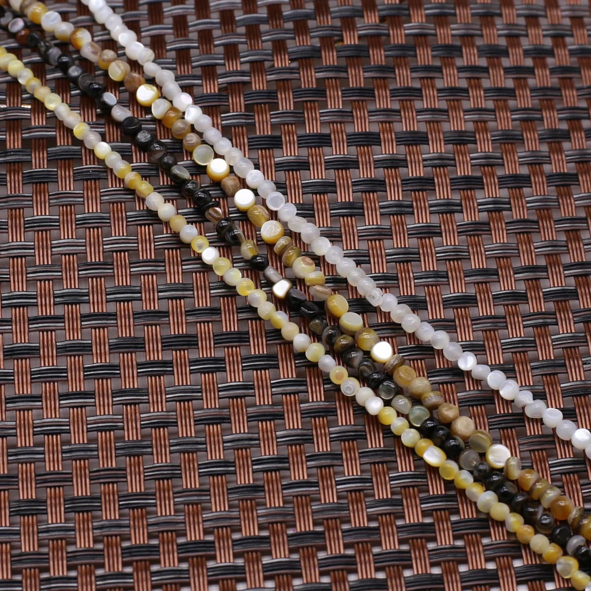 Perline di conchiglia rotonde Perline di isolamento di conchiglia di acqua di mare naturale 3-4mm per la creazione di gioielli Accessorio per orecchini, braccialetti, collane fai da te