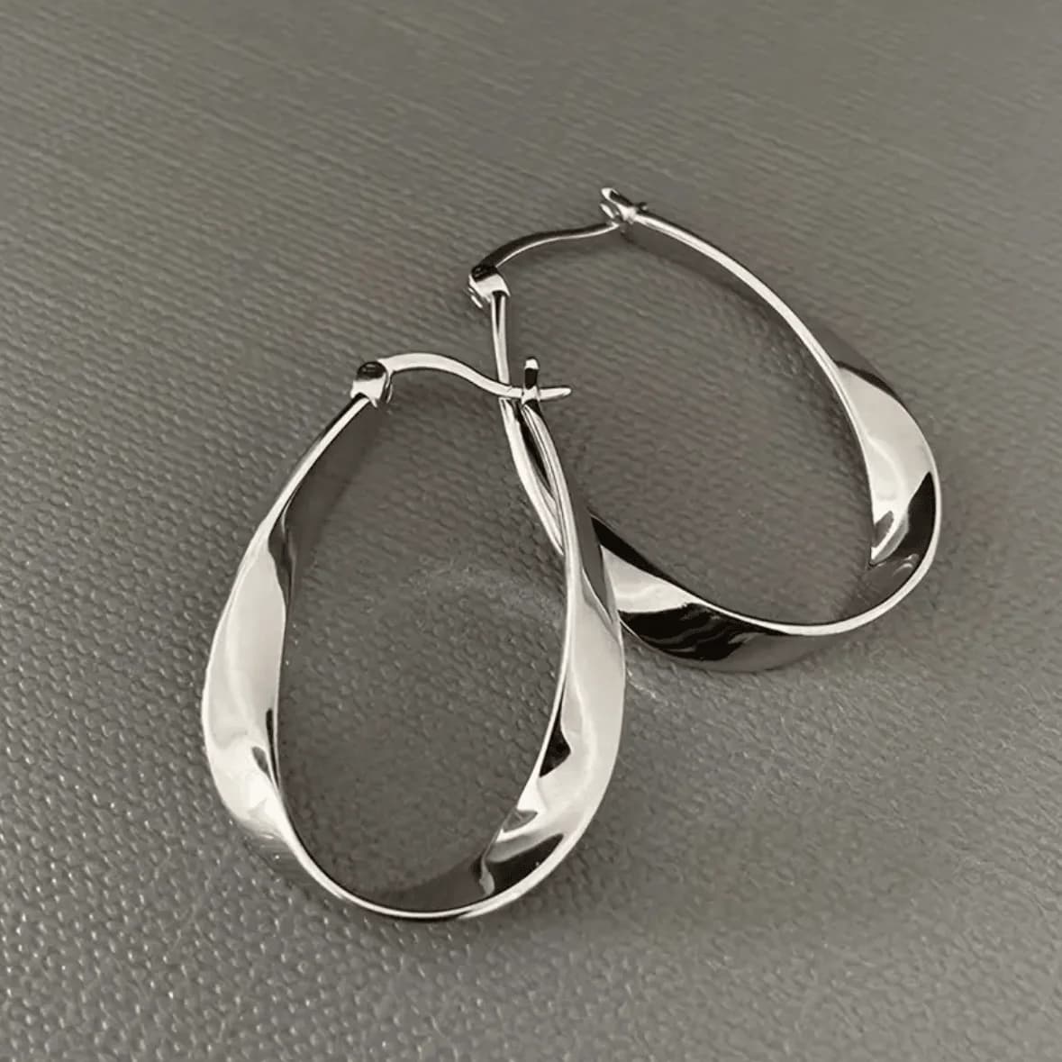 Orecchini a cerchio Mobius Twist in argento sterling: cerchi giornalieri leggeri ed chic (0,83-1,22 pollici)