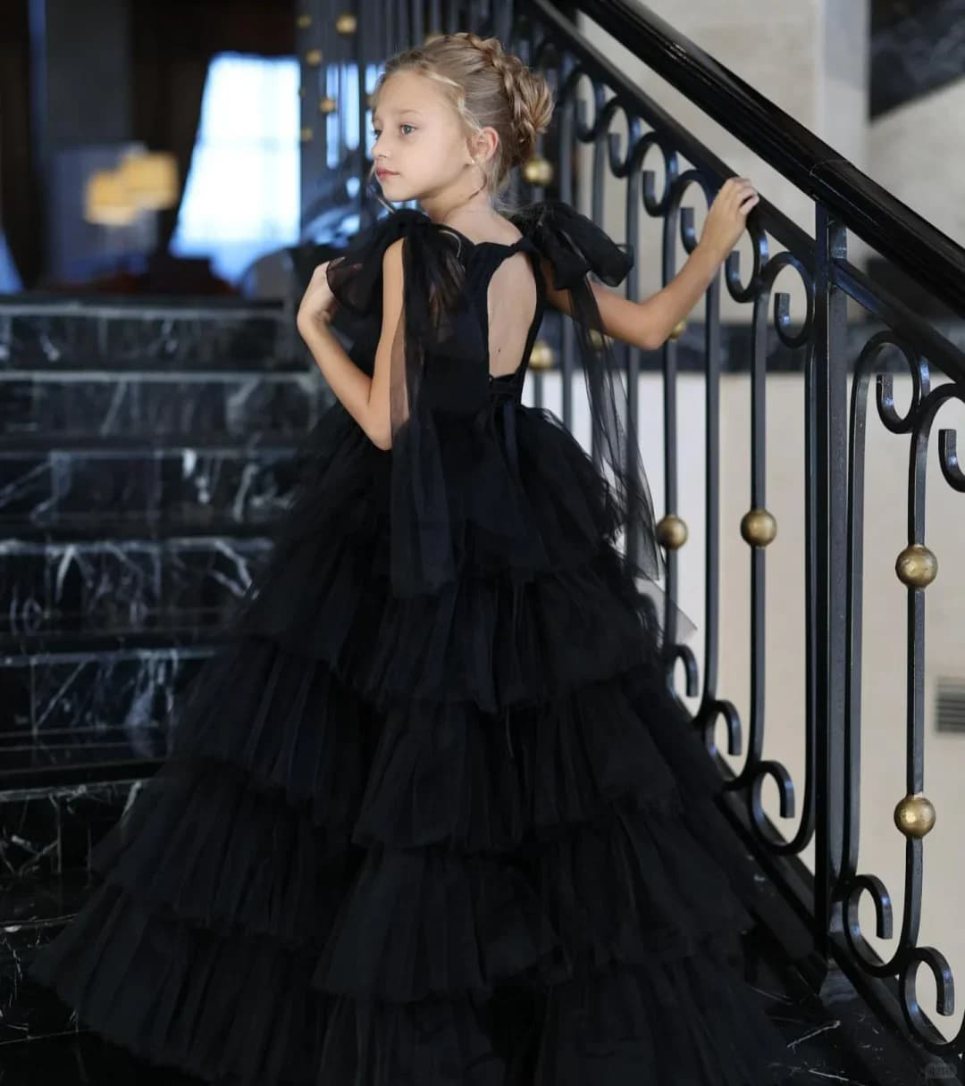 Abito da ragazza di fiore senza maniche soffice in tulle a strati con cigno nero per abiti da spettacolo per pianoforte con ballo formale personalizzato