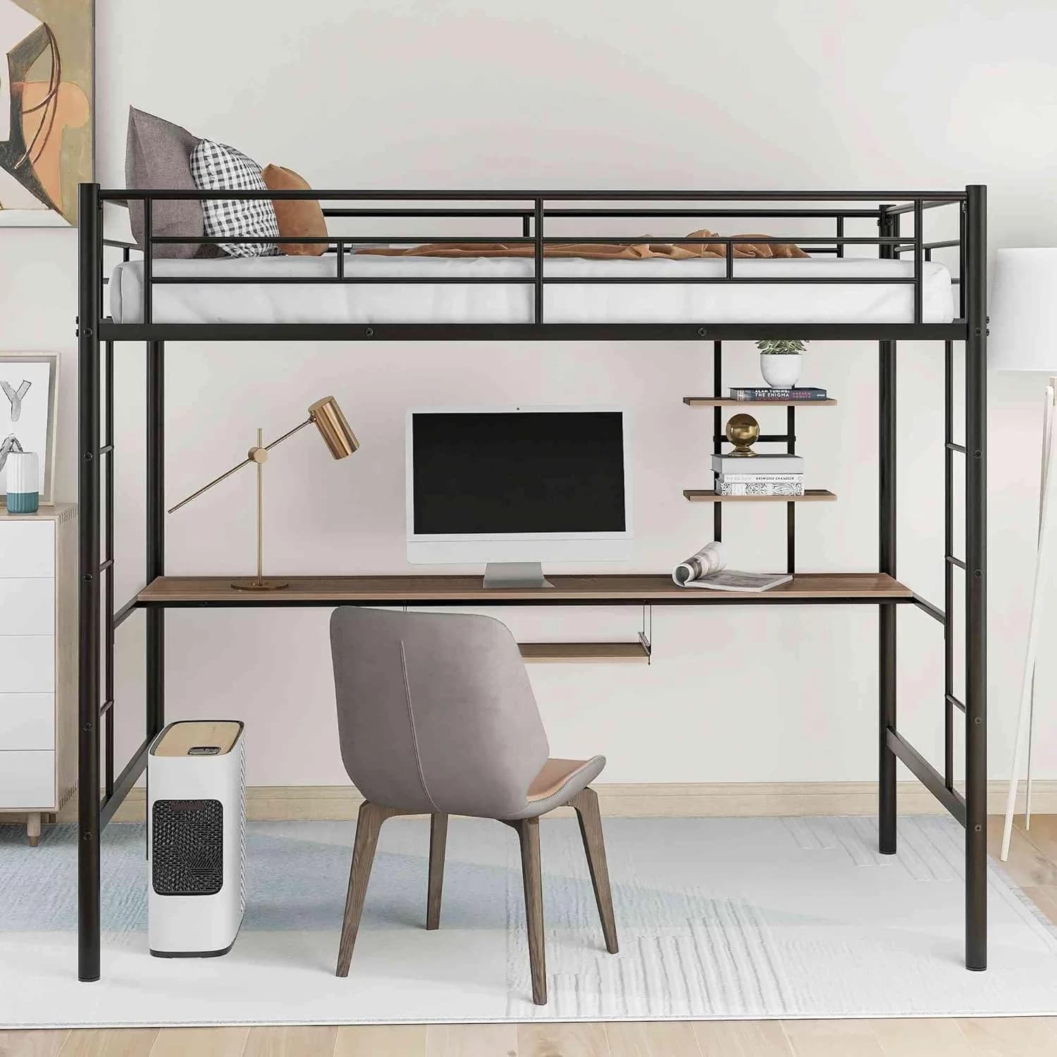 Letto a soppalco salvaspazio multifunzionale in ferro battuto per piccoli appartamenti, con letto superiore e tavolo inferiore integrati.