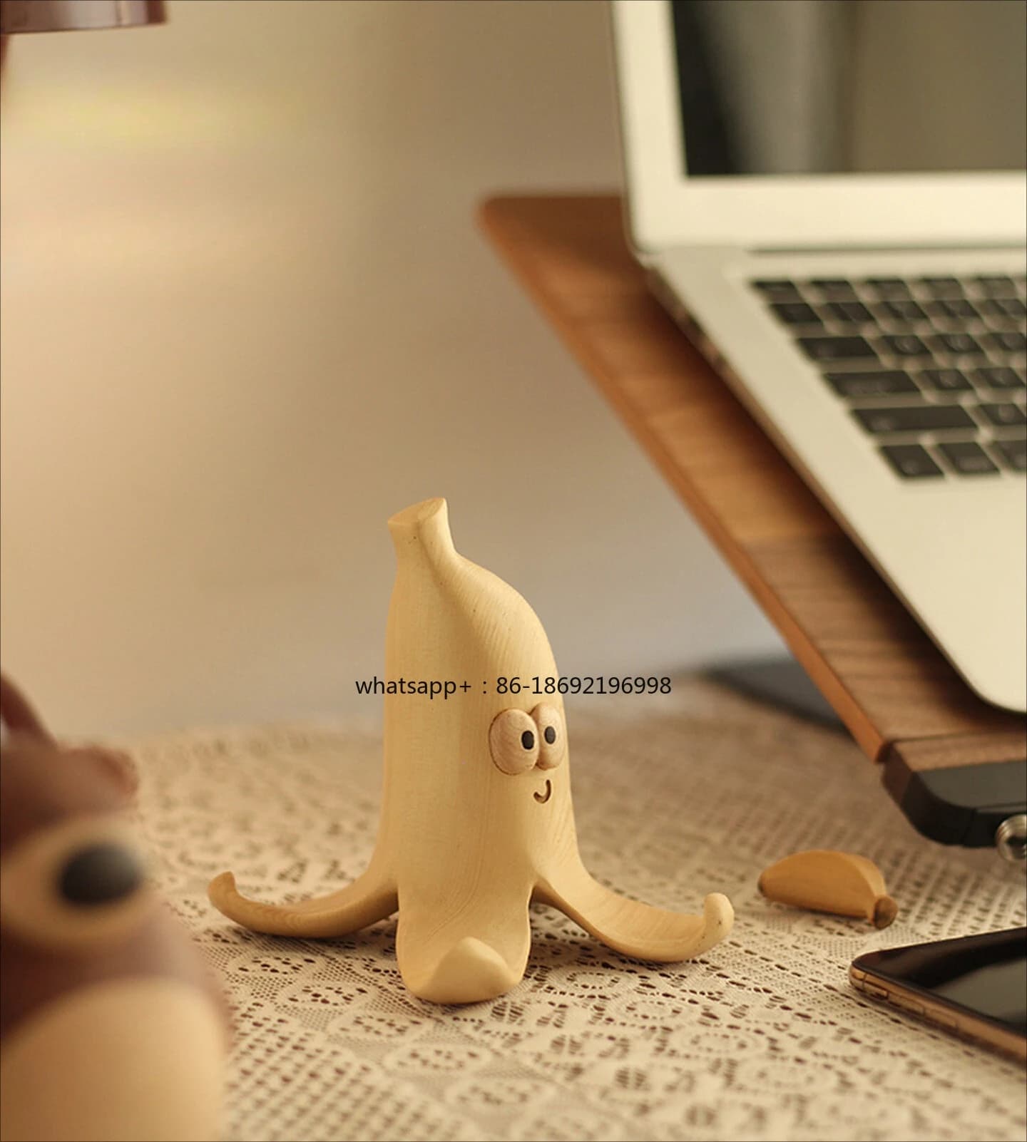 Supporto per Telefono e Tablet in Legno Massello Sansi Kobo, Ornamento da Scrivania a Forma di Banana, Regalo Creativo
