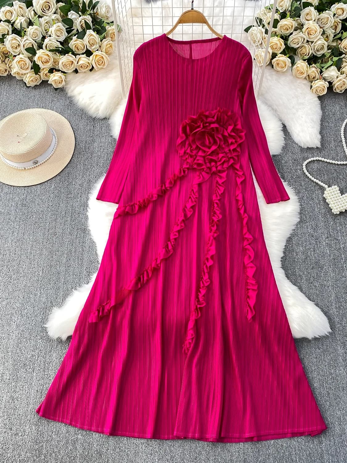 Elegante Abito Lungo Casual con Collo Rotondo per Donna, Vestito Invernale con Ricche Decorazioni e Pieghe, Ideale per l'Ufficio e le Feste