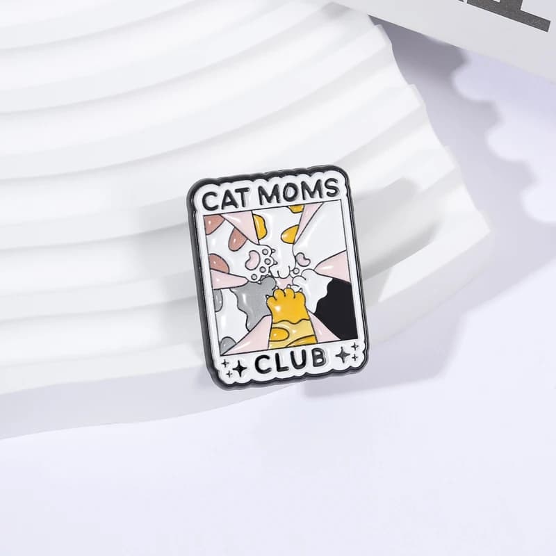 Spilla in smalto Kawaii Cat Moms Club, simpatico distintivo a forma di zampa di gatto, spilla da bavero, accessori per zaino, regali per amici