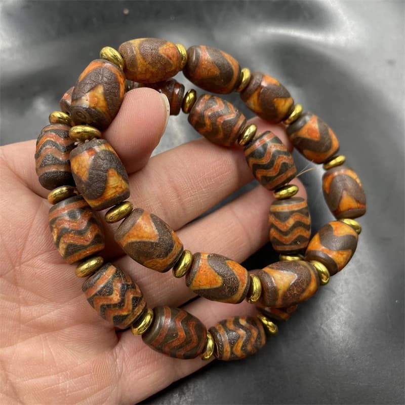 Bracciale vintage in stile tibetano con denti di tigre, motivo a onde e perle di agata antiche