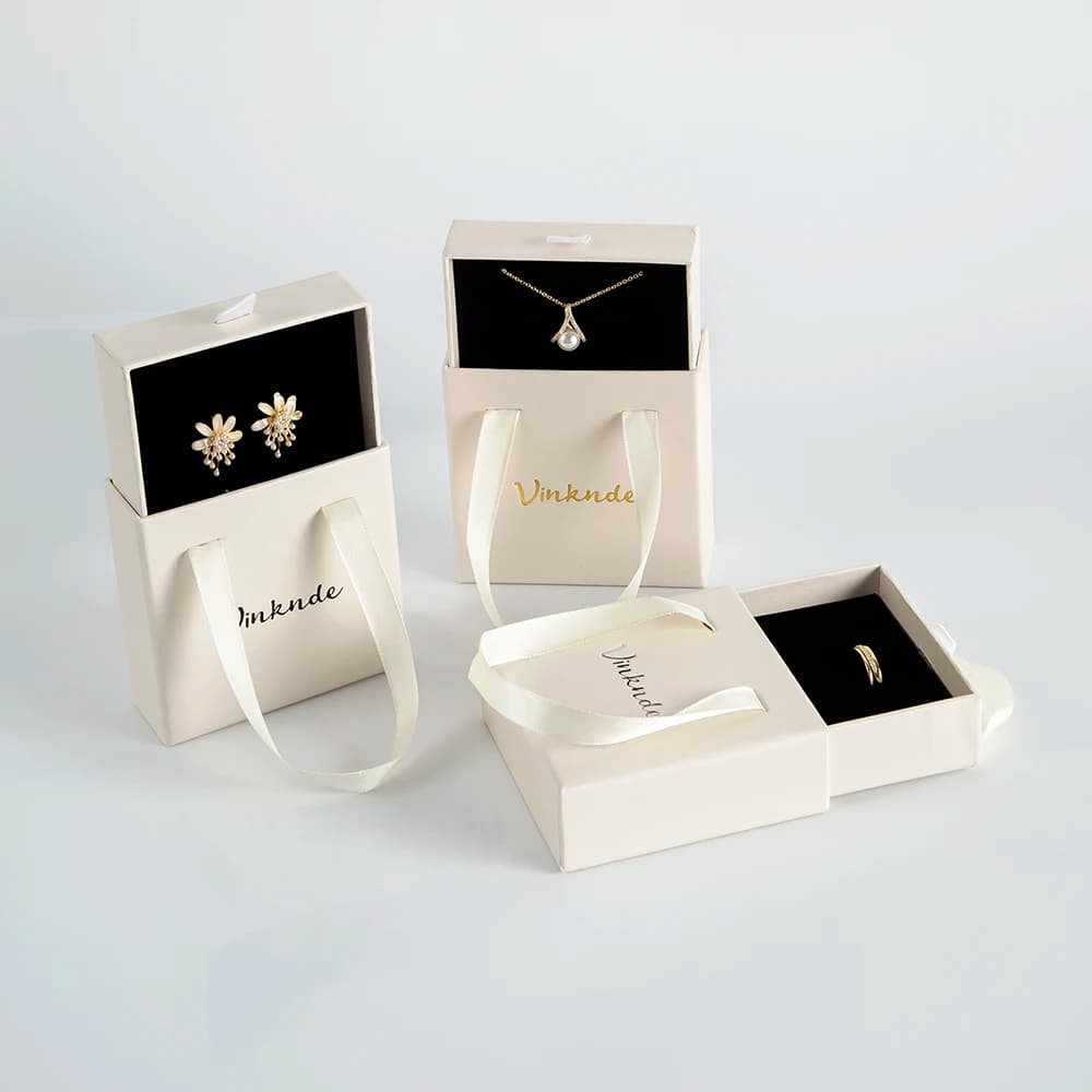 Confezione da 100 pezzi confezione regalo di alta qualità scatola Beige cassetto portatile confezione regalo valigia di cartone confezione regalo con manico Logo personalizzato