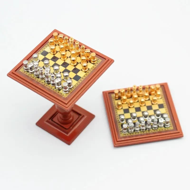 Set di scacchi per case delle bambole in miniatura con piccole figure, perfetto per giochi diorama e da tavolo