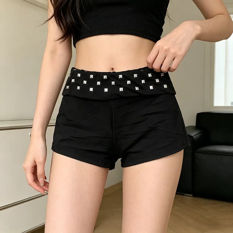 Pantaloncini da donna sexy slim fit stile gotico rock con rivetti, pantaloni a tre quarti che avvolgono i fianchi, abbigliamento decorativo alla moda estivo