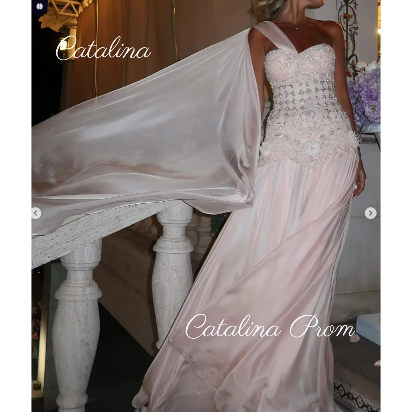 Abito da sera in cristallo Elegante abito da ballo rosa Perline in chiffon Abito da sposa formale 2025 Una spalla senza maniche Personalizzato