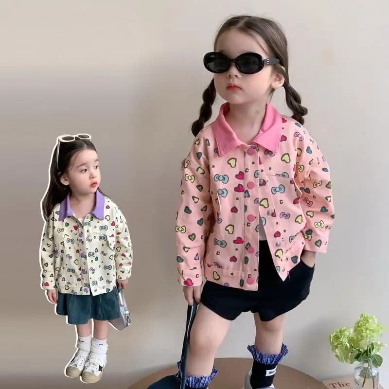 Giacca da ragazza con fiocco d'amore Primavera e autunno 2025 Cappotto da bambina alla moda in edizione coreana per nuovi bambini Imbottitura di abbigliamento alla moda