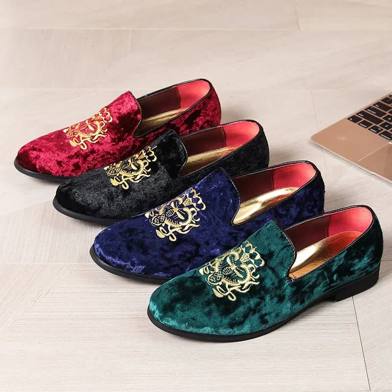 Primavera nuovi uomini scarpe Casual in pelle di grandi dimensioni Slip-On ricamo in pelle scamosciata scarpe da Skate piatte mocassini di tendenza
