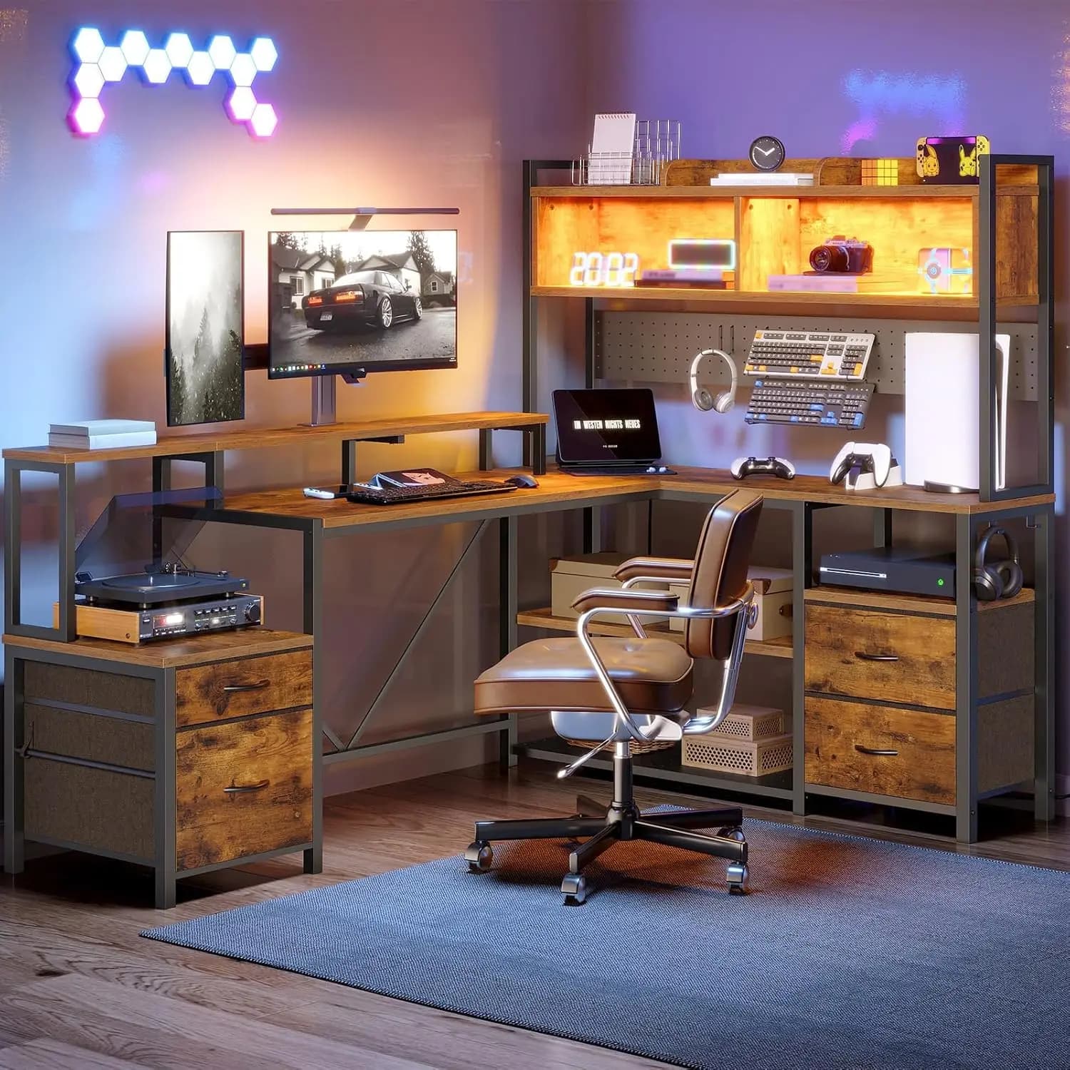 Scrivania da Gaming a L da 75 Pollici con Pannello Superiore, Prese di Corrente LED, Scaffali, Supporto Monitor, per Ufficio Domestico, Marrone Rustico/Nero, Personalizzabile