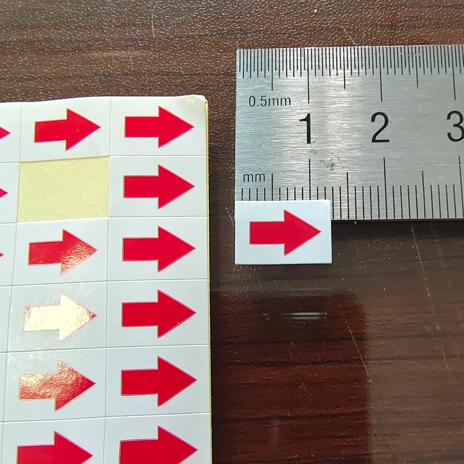 1000pcs 12x9mm adesivo per etichette in carta con freccia rossa per indicazione della direzione o segni di difetti delle procedure dell'impianto di lavorazione del prodotto