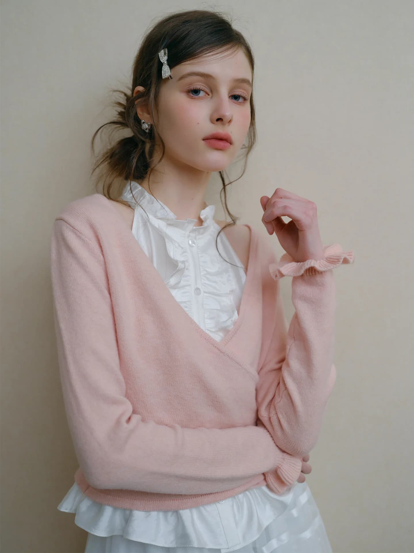 Cardigan in maglia rosa con scollo a V e spalle scoperte, con laccio incrociato sul retro, stile coreano, moda primavera, top da donna per il commuting.
