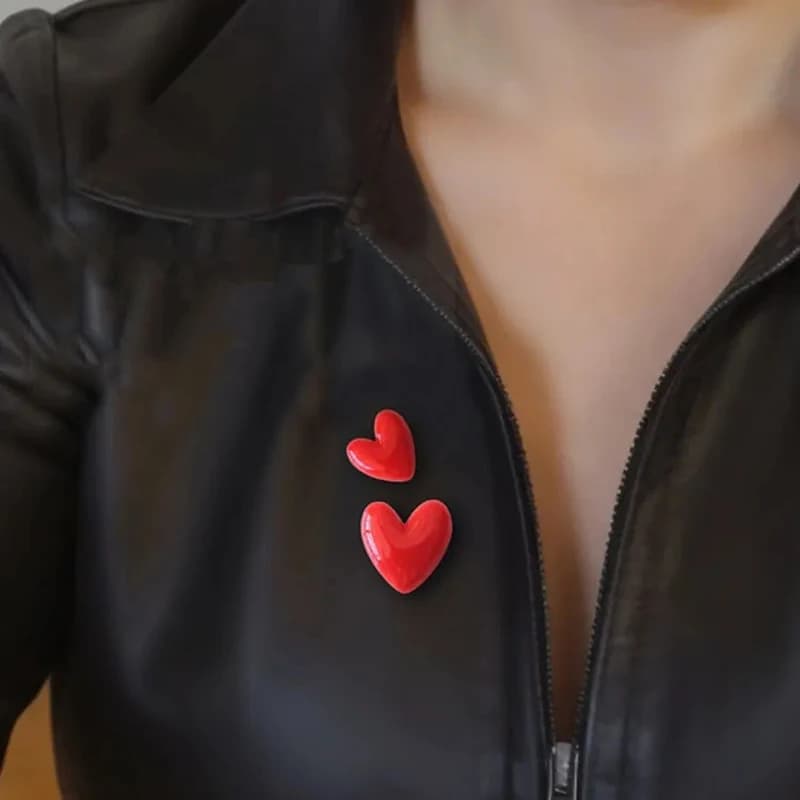 Spilla a forma di cuore rosso Spille a cuore carino Mini accessori romantici Regalo di gioielli per feste di nozze