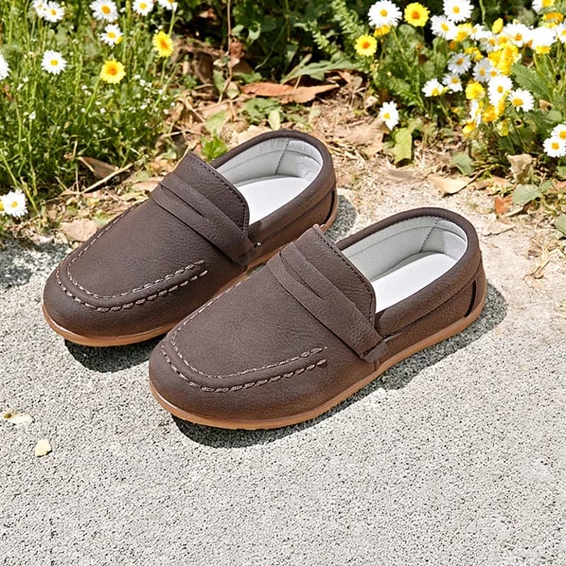 Mocassini in pelle britannica per ragazzi 2025 Scarpe casual con nappa slip-on con suola morbida primaverile per bambini Scarpe per bambini bianche marroni
