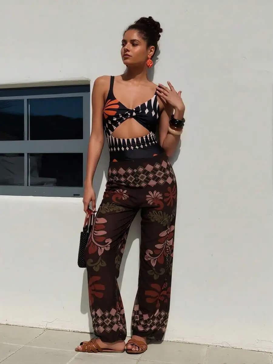 Costume da bagno a due pezzi con stampa floreale geometrica e pantaloni trasparenti a gamba larga