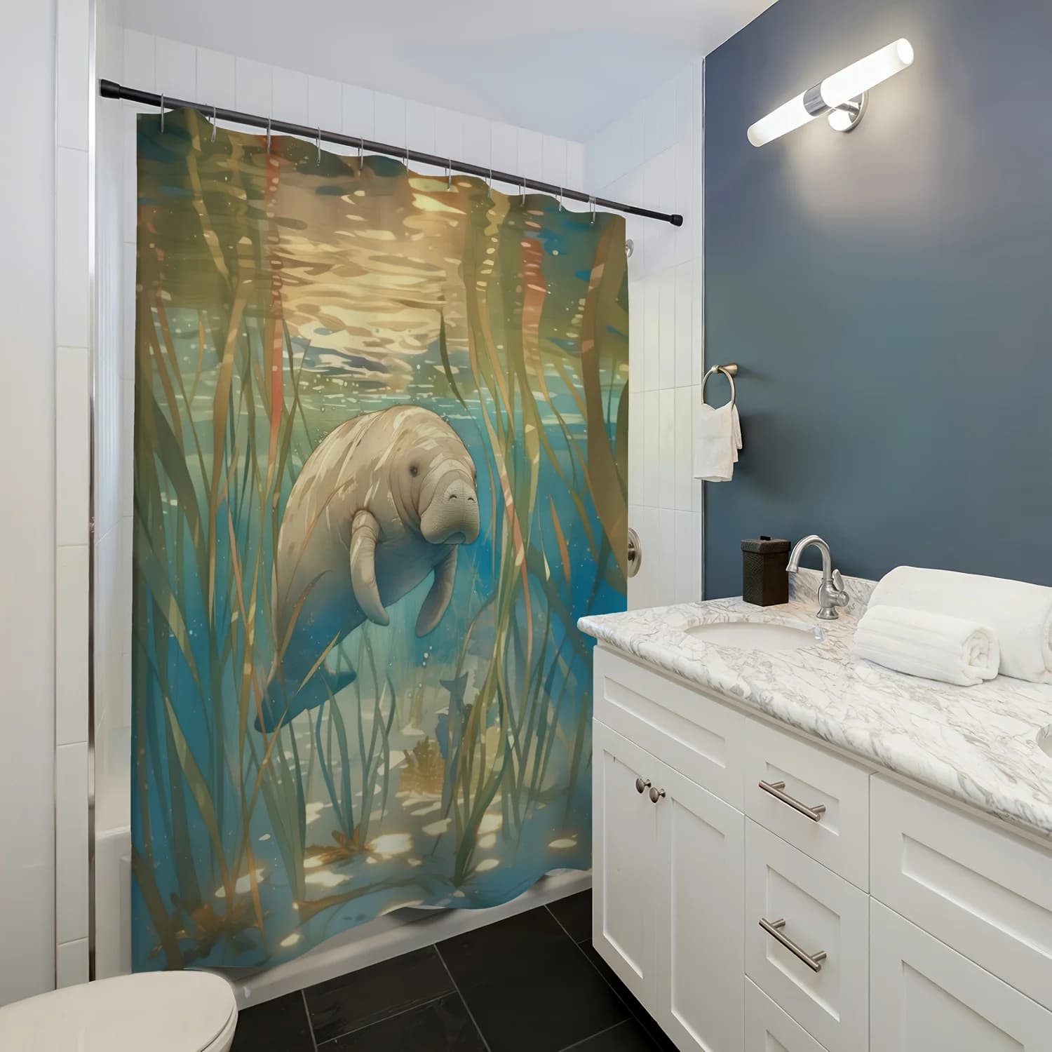 Tenda da doccia impermeabile con una lamantino sereno nel design degli alghe marine per un'atmosfera del bagno ispirata all'oceano e rilassante