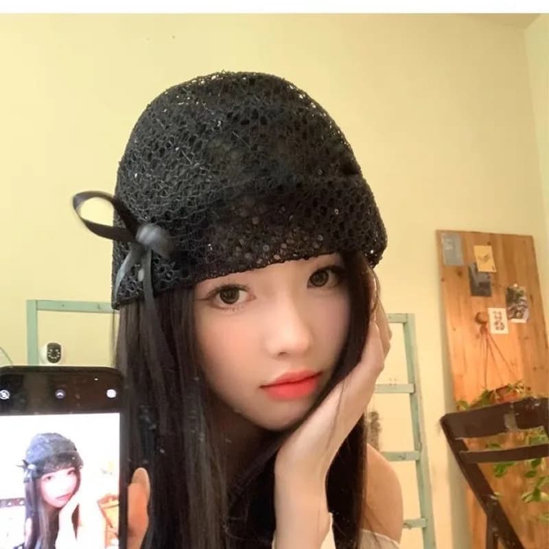 Un berretto in pelo elastico scavato versione coreana con fiocco nero di nicchia che evidenzia il viso, piccolo cappello con fascia per ragazza piccante in pizzo