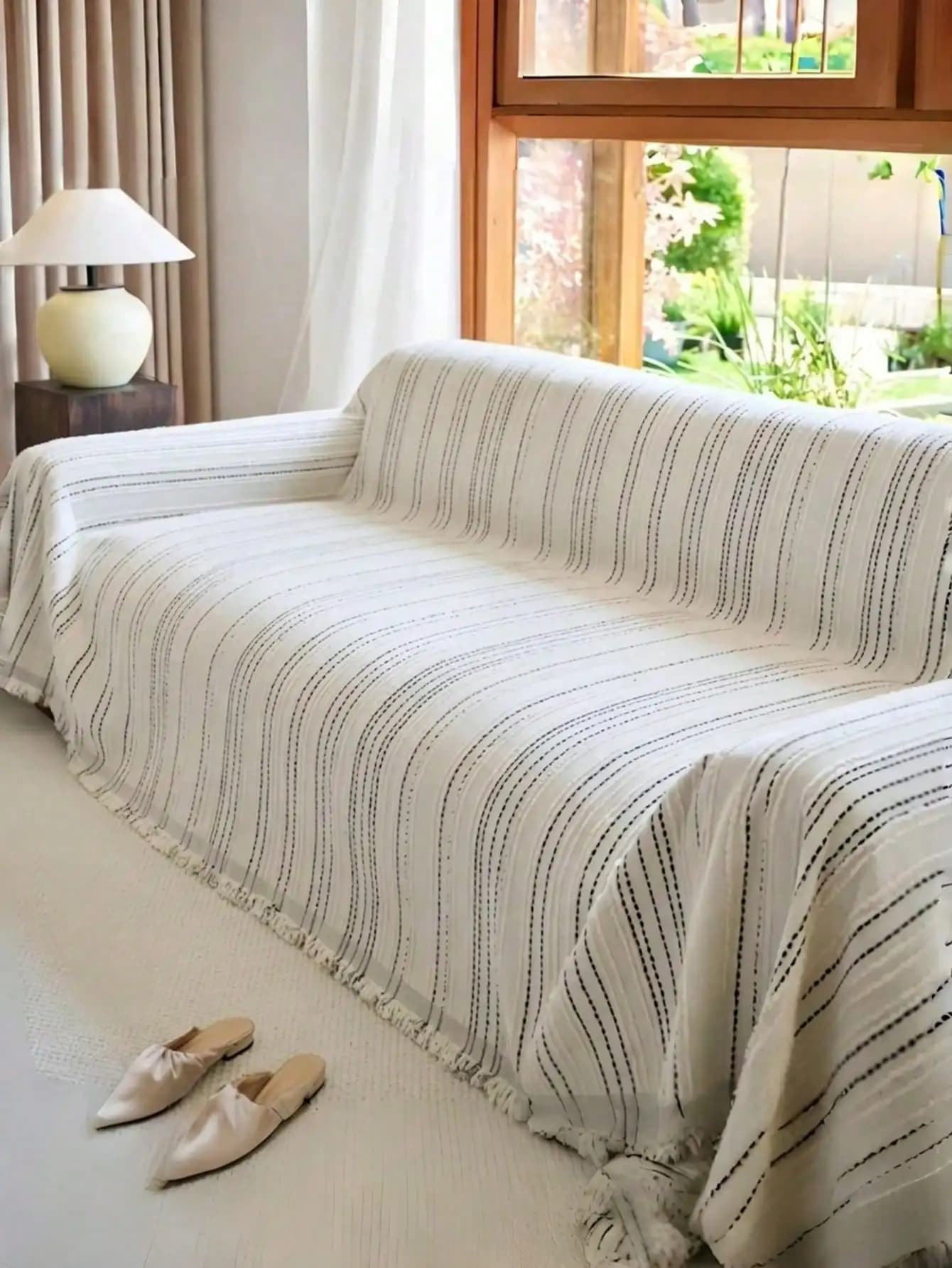 Copridivano Minimalista a Righe in Ciniglia con Frange - Eleganza Senza Tempo, Protezione per Mobili Adatta agli Animali Domestici, Arredamento in Stile Nordico