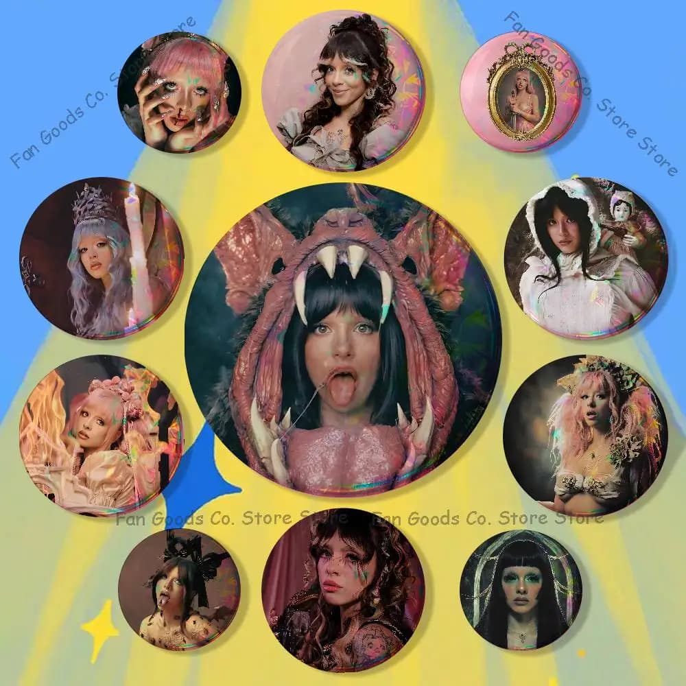 Spille Riflettenti HADES SACRIFICE Melanie Martinez per Accessori Zaino, Distintivi Rotondi in Smalto da 25mm, 32mm, 48mm, 58mm, 75mm