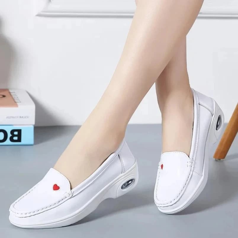 2025 Primavera Donna Infermiera Appartamenti Scarpe in vera pelle Slip on Moccains Donna punta tonda Mocassini bianchi Donna Sneakers Creepers