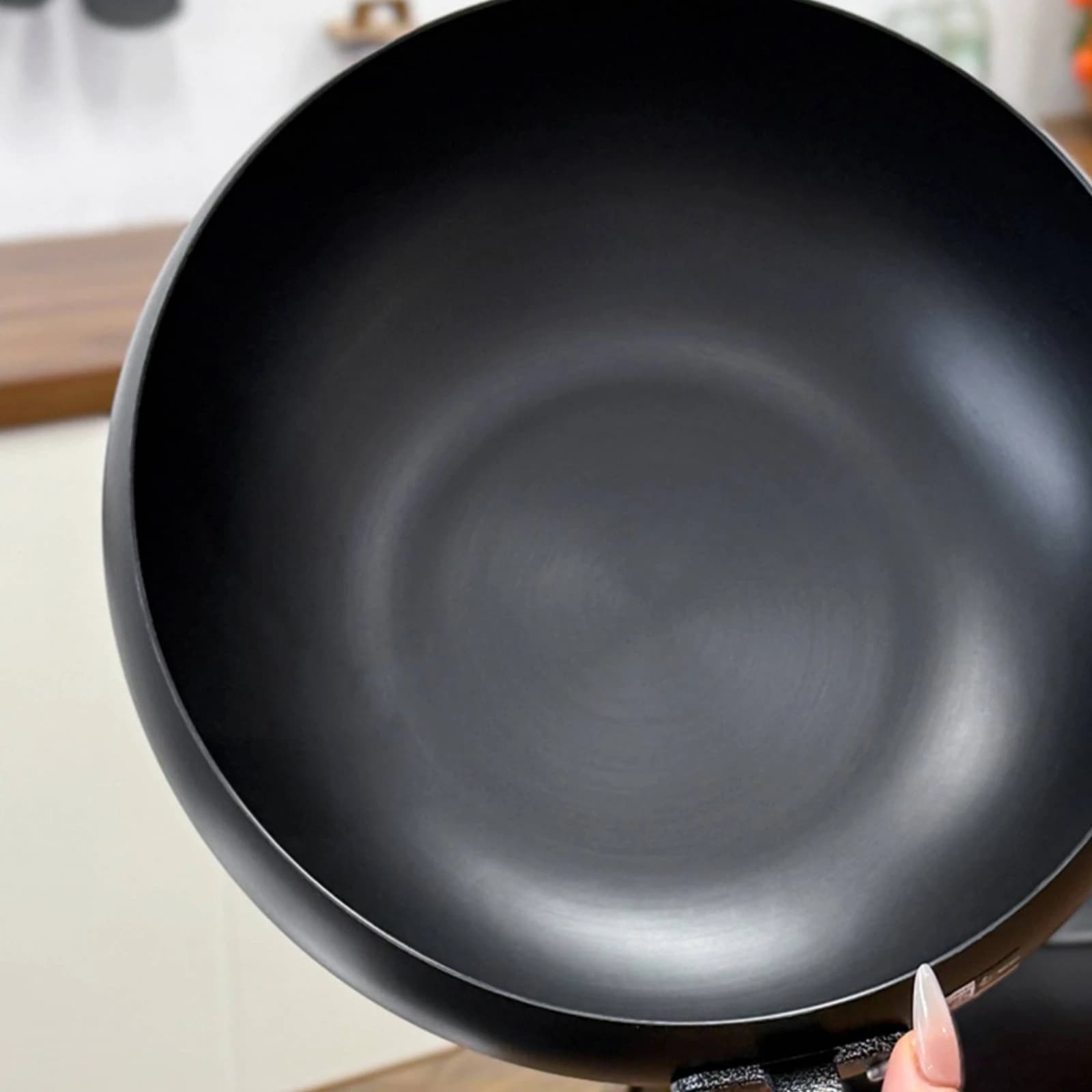 Cast Iron Wok with Lid Long-Lasting Wok with Wooden Handle Stir-Fry Pan with Wooden Lid Multicooktop Compatible Cookware